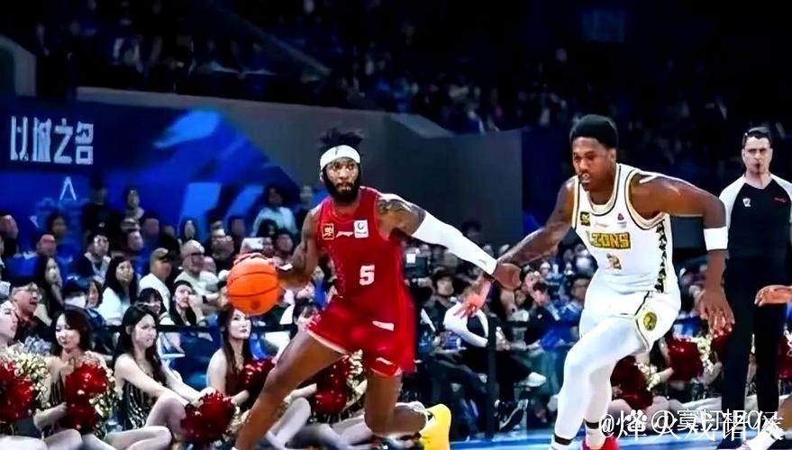 许利民赛后逗弄杰曼宝宝并与马帝昂家人互动